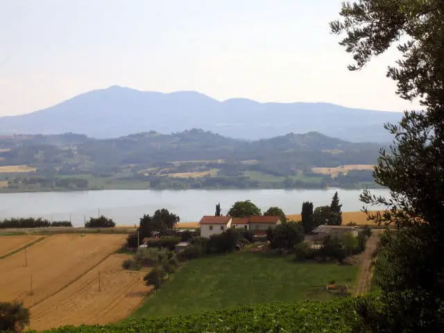 Chiusi Lake, Tuscany, Italy Vacation Info: LakeLubbers