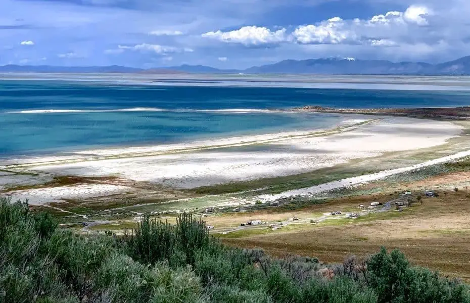 A scenic beach and turquoise water along Utah's Great Salt Lake